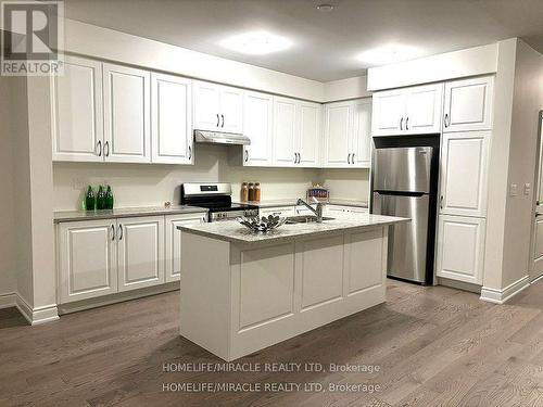 94 Bermondsey Way, Brampton, ON - Indoor Photo Showing Kitchen