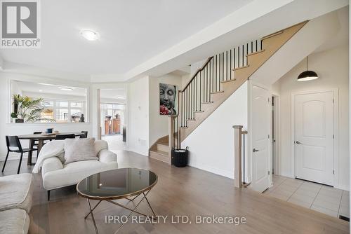 42 Prunella Crescent, East Gwillimbury (Holland Landing), ON - Indoor Photo Showing Living Room