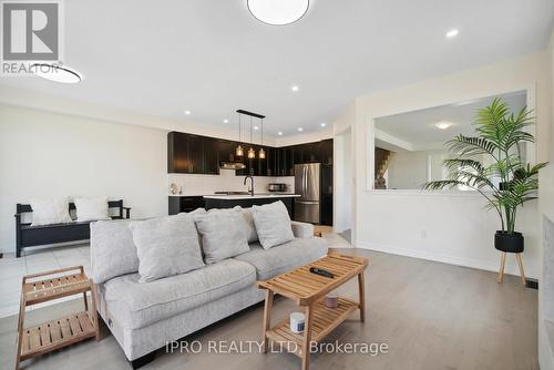 42 Prunella Crescent, East Gwillimbury, ON - Indoor Photo Showing Living Room