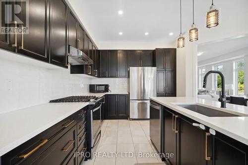 42 Prunella Crescent, East Gwillimbury (Holland Landing), ON - Indoor Photo Showing Kitchen With Upgraded Kitchen