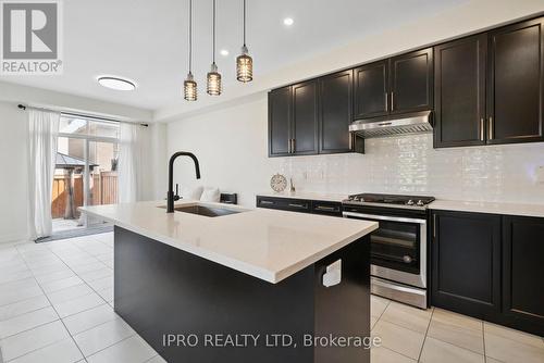 42 Prunella Crescent, East Gwillimbury, ON - Indoor Photo Showing Kitchen With Upgraded Kitchen