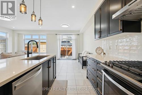 42 Prunella Crescent, East Gwillimbury (Holland Landing), ON - Indoor Photo Showing Kitchen With Upgraded Kitchen