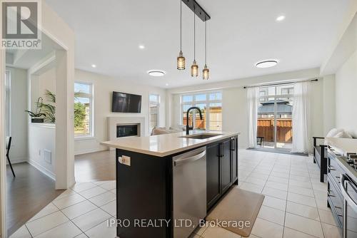 42 Prunella Crescent, East Gwillimbury, ON - Indoor Photo Showing Kitchen With Upgraded Kitchen