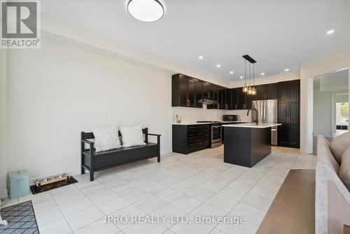 42 Prunella Crescent, East Gwillimbury (Holland Landing), ON - Indoor Photo Showing Kitchen With Upgraded Kitchen