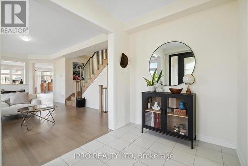 42 Prunella Crescent, East Gwillimbury, ON - Indoor Photo Showing Living Room