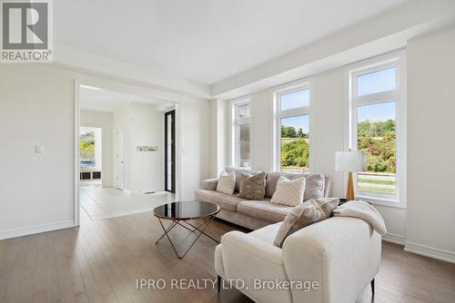 42 Prunella Crescent, East Gwillimbury (Holland Landing), ON - Indoor Photo Showing Living Room