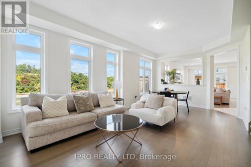 42 Prunella Crescent, East Gwillimbury, ON - Indoor Photo Showing Living Room