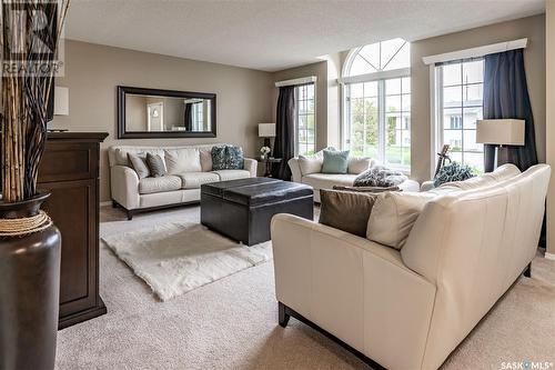 110 Hogg Crescent, Saskatoon, SK - Indoor Photo Showing Living Room