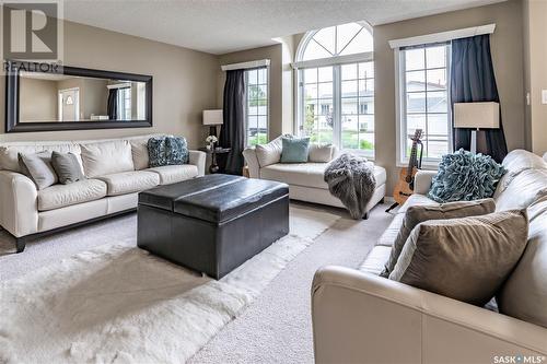 110 Hogg Crescent, Saskatoon, SK - Indoor Photo Showing Living Room