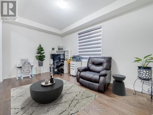 26 Lillian Way, Haldimand, ON - Indoor Photo Showing Living Room