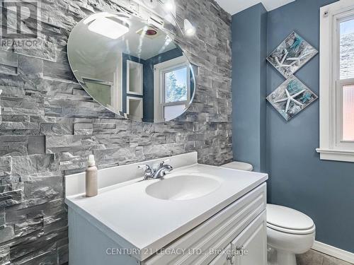 153 Elgin Street E, Oshawa, ON - Indoor Photo Showing Bathroom