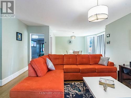 153 Elgin Street E, Oshawa, ON - Indoor Photo Showing Living Room