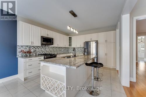 Main - 6 Deepwood Crescent, East Gwillimbury, ON - Indoor Photo Showing Kitchen With Double Sink With Upgraded Kitchen