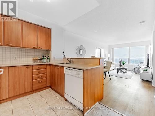 3308 - 38 Lee Centre Drive, Toronto (Woburn), ON - Indoor Photo Showing Kitchen