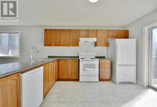 4 Shalom Way, Barrie (Painswick South), ON - Indoor Photo Showing Kitchen With Double Sink