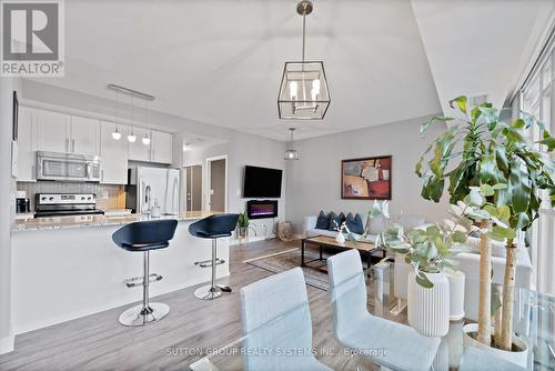 1701 - 4099 Brickstone Mews, Mississauga, ON - Indoor Photo Showing Kitchen