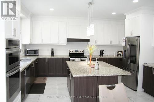 1685 Emberton Way, Innisfil, ON - Indoor Photo Showing Kitchen With Stainless Steel Kitchen With Upgraded Kitchen