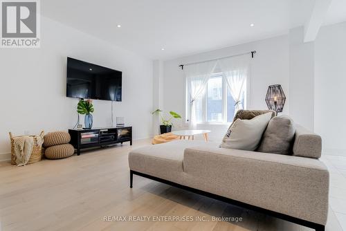 61 Wheatfield Road, Barrie, ON - Indoor Photo Showing Living Room