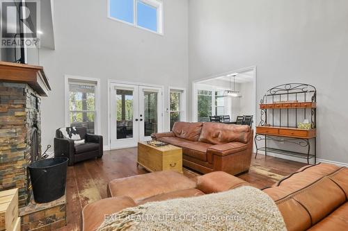 169 Dutch Line Road W, Galway-Cavendish And Harvey, ON - Indoor Photo Showing Living Room