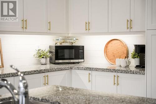 1525 Harker Street, Innisfil, ON - Indoor Photo Showing Kitchen With Upgraded Kitchen