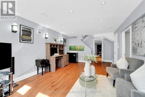 557 St Moritz Avenue, Waterloo, ON - Indoor Photo Showing Living Room