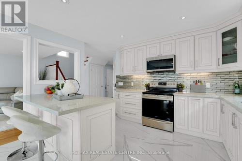 557 St Moritz Avenue, Waterloo, ON - Indoor Photo Showing Kitchen With Upgraded Kitchen