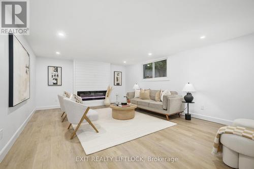 10 Laurel Circle, Peterborough (Monaghan), ON - Indoor Photo Showing Living Room