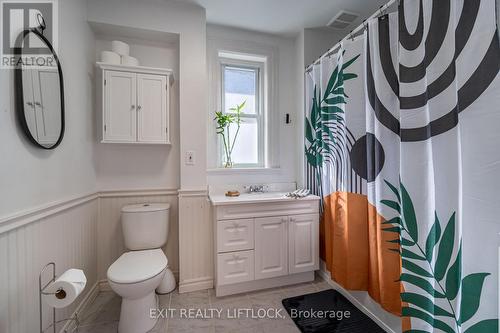 302 Maitland Avenue, Peterborough (Downtown), ON - Indoor Photo Showing Bathroom