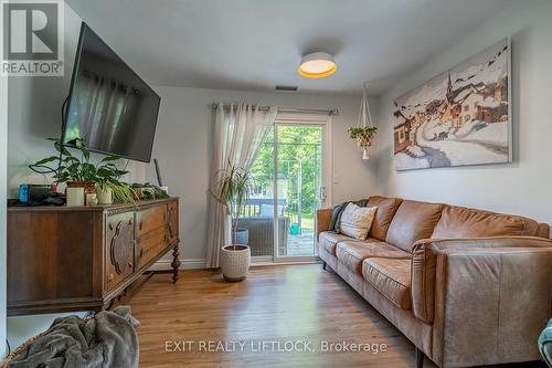 6 Woods Avenue, Kawartha Lakes, ON - Indoor Photo Showing Living Room