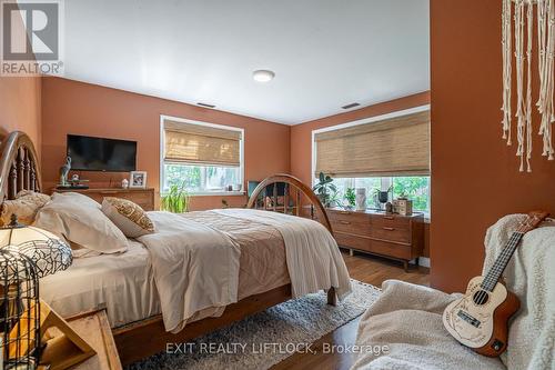 6 Woods Avenue, Kawartha Lakes, ON - Indoor Photo Showing Bedroom