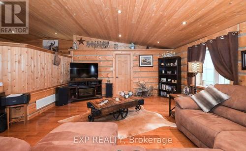 295089 8Th Line, Amaranth, ON - Indoor Photo Showing Living Room