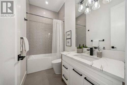 528 19 Avenue Sw, Calgary, AB - Indoor Photo Showing Bathroom