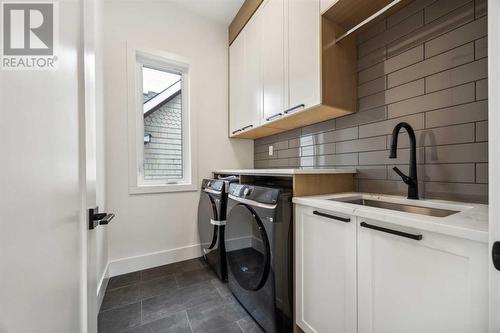 528 19 Avenue Sw, Calgary, AB - Indoor Photo Showing Laundry Room