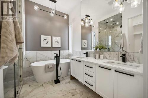 528 19 Avenue Sw, Calgary, AB - Indoor Photo Showing Bathroom