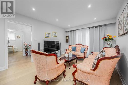 553 Pinewood Street, Oshawa, ON - Indoor Photo Showing Living Room