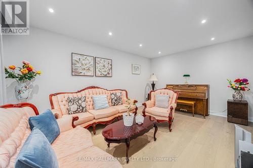 553 Pinewood Street, Oshawa, ON - Indoor Photo Showing Living Room