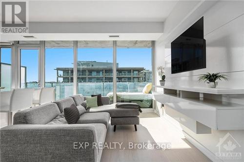 1003 - 111 Champagne Avenue S, Ottawa, ON - Indoor Photo Showing Living Room