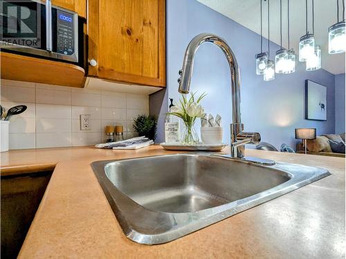 2060 Summit Drive Unit# 104, Panorama, BC - Indoor Photo Showing Kitchen With Double Sink