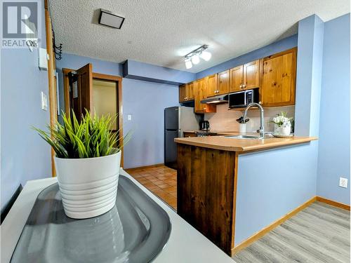 2060 Summit Drive Unit# 104, Panorama, BC - Indoor Photo Showing Kitchen