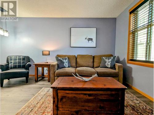 2060 Summit Drive Unit# 104, Panorama, BC - Indoor Photo Showing Living Room