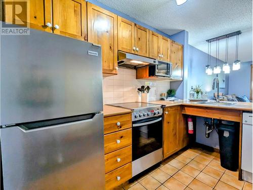 2060 Summit Drive Unit# 104, Panorama, BC - Indoor Photo Showing Kitchen With Double Sink