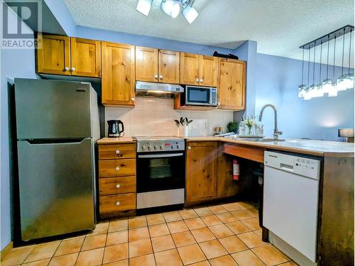 2060 Summit Drive Unit# 104, Panorama, BC - Indoor Photo Showing Kitchen