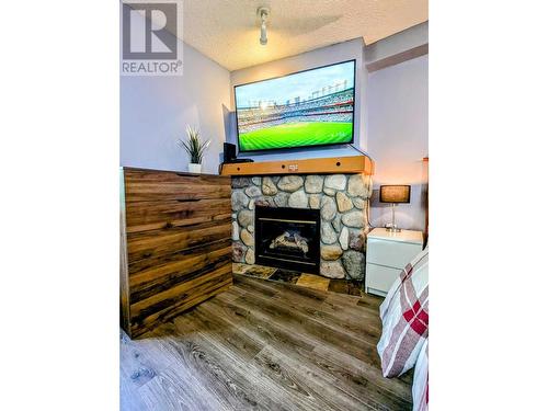 2060 Summit Drive Unit# 104, Panorama, BC - Indoor With Fireplace