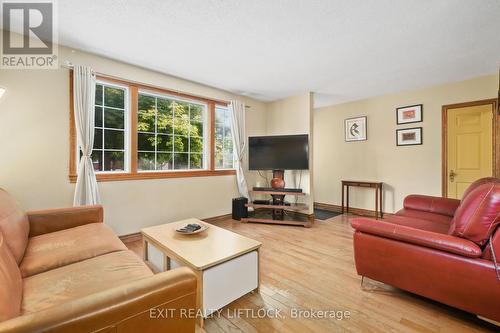 647 Bellaire Street, Peterborough (Otonabee), ON - Indoor Photo Showing Living Room