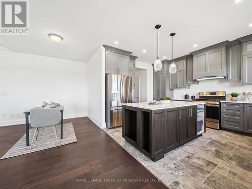 24 Keyzer Drive, Oro-Medonte, ON - Indoor Photo Showing Kitchen With Upgraded Kitchen