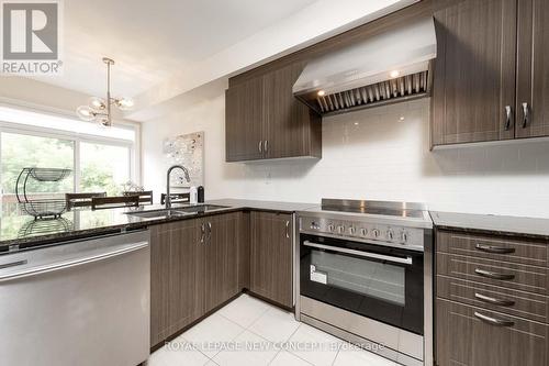 136 Countryman Road, East Gwillimbury (Sharon), ON - Indoor Photo Showing Kitchen With Double Sink With Upgraded Kitchen