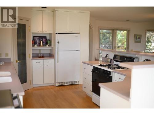 307 Sandpiper Court, Kelowna, BC - Indoor Photo Showing Kitchen