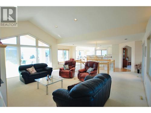 307 Sandpiper Court, Kelowna, BC - Indoor Photo Showing Living Room