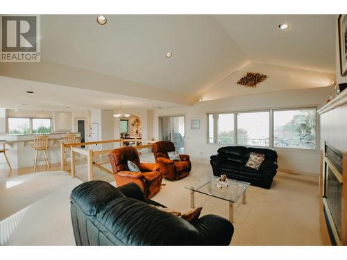 307 Sandpiper Court, Kelowna, BC - Indoor Photo Showing Living Room