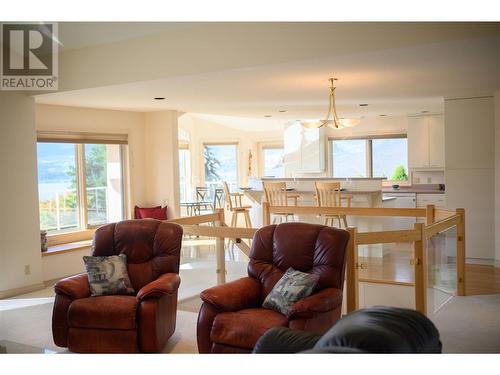 307 Sandpiper Court, Kelowna, BC - Indoor Photo Showing Living Room